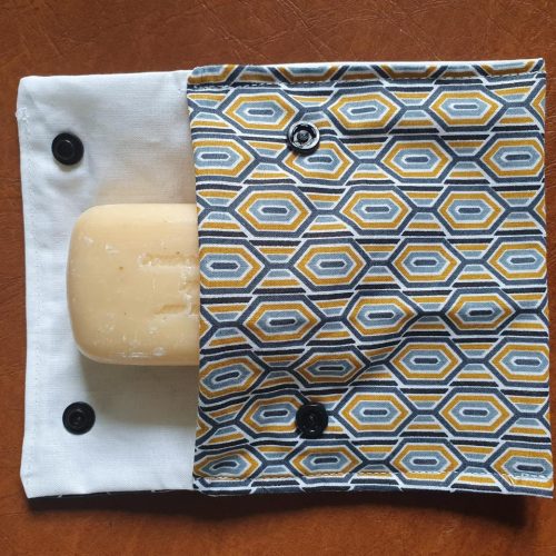 Étuis à savon Pour vos voyages voici ces petits étuis pour ranger vos pains de savons Tissus enduit ou/et tissus coton oeko-tex Pressions en fonction du coloris du tissus.
Sur demande