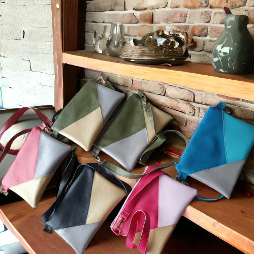 Pochettes différents types de pochettes proposées pour vos soirées ou offrir en cadeaux Tissu extérieur Suédine ou simili cuir avec tissu intérieur coton oeko-tex. Bandoulière en simili cuir ou sangle en fonction du modèle choisi. 20€