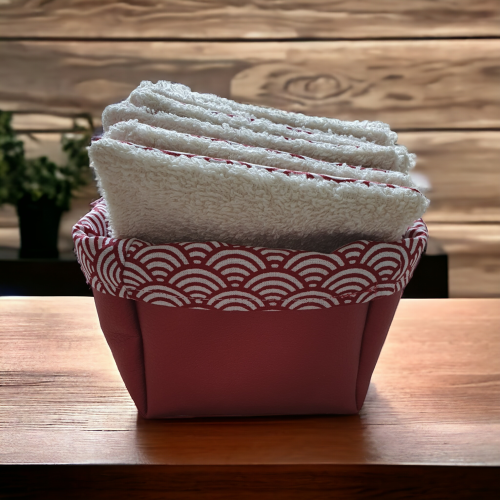 Panière et ses lingettes démaquillantes Pour se démaquiller en douceur, lingette démaquillante en éponge et coton oeko-tex assorties au panier. Celui-ci en simili cuir pour le côté chic. Lingette 10x10cm. 20€