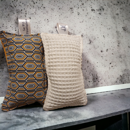 Éponge lavable Toile de jute (pour le côté grattant)/ Tissus coton oeko-tex ou tissus nid d'abeille (pour le côté doux)/Tissus coton oeko-tex Ouate imputrescible (qui ne pourrit pas).
Sur demande