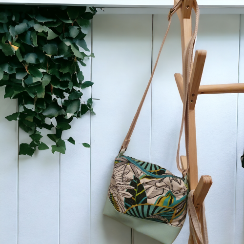 Sac à main à bandoulière Tissu toile ou coton, assemblée avec simili cuir. Bandoulière réglable avec sangle assortie aux tissus. Poche intérieur zippée ou non. Tissus intérieur coton oeko-tex . 39€