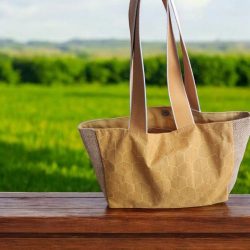 Petit cabas Petit cabas interieur coton oeko tex, tissus exterieur variant (toile de jute, toile de coton, coton…), une poche double avec zippe. Idéale pour une sortie pic nique ou plage ou selon votre humeur… 40€